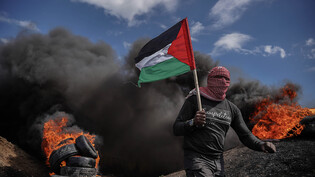 Junge Rebellen zünden am Grenzstreifen des Gazastreifens Gummireifen an, um gegen den Gipfel in Sharm el-Sheikh in Ägypten zu protestieren. Angesichts der angespannten Sicherheitslage wollen Vertreter der Palästinenser und Israels mit regelmäßigen…