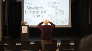 Litteratura Nairs ist ein Festival für rätoromanische Literatur mit Lesungen, Vorträgen, Gesprächen, Musik und Experimenten.