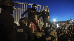 Ein Polizist verhaftet einen Demonstranten in Paris. Foto: Lewis Joly/AP