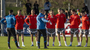 Trainer Murat Yakin spricht beim ersten Training in Basel zu den Spielern