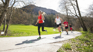 Schnell: Läuferinnen und Läufer rennen am 33. Bündner Frühlingslauf um die Wette.