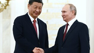 Russlands Präsident Wladimir Putin (r.) und der chinesische Staatschef Xi Jinping. Foto: Alexey Maishev/Sputnik Kremlin/AP/dpa