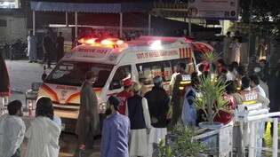 dpatopbilder - Rettungskräfte bringen Erdbebenopfer in ein Krankenhaus in Saidu Sharif. Die Stadt liegt im pakistanischen Swat-Tal. Foto: Naveed Ali/AP/dpa