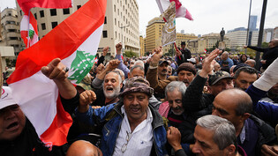 Menschen demonstrieren in Beirut für bessere Bezahlung. Der Verfall der libanesischen Währung schreitet weiter rasant voran. Foto: Hassan Ammar/AP/dpa