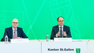 Im grünen Bereich: Der St. Galler Finanzchef Marc Mächler (r.) und Felix Sager, Leiter des kantonalen Steueramtes, erklären in St. Gallen das Ergebnis 2022.