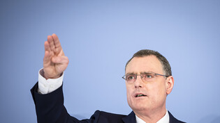 Ohne höhere Leitzinsen geht es nicht: SNB-Chef Thomas Jordan am Donnerstag vor den Medien.