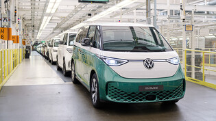 Der VW-Konzern will bei den leichten Nutzfahrzeugen das Angebot an Elektro- und Hybridautos erweitern. Nach dem Start des Modells 2022 in Europa soll der E-Bus ID.Buzz mit längerem Radstand in die USA kommen. (Archivbild)