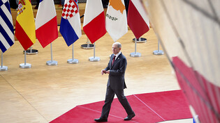 dpatopbilder - Bundeskanzler Olaf Scholz (SPD), trifft zu einem EU-Gipfel im Gebäude des Europäischen Rates ein. Foto: Olivier Matthys/AP