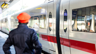 Reisende in ganz Deutschland müssen sich am Montag auf grosse Einschränkungen im Bahn-, Luft- und Nahverkehr sowie auf Wasserstrassen einstellen. Gewerkschaften wollen weite Teile des öffentlichen Verkehrs lahmlegen. (Archivbild)