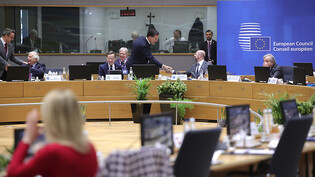 Charles Michel (mitte, r.), Präsident des Europäischen Rates, reicht Mark Rutte, Premierminister der Niederlande, vor einem Treffen am runden Tisch bei einem EU-Gipfel die Hand. Foto: Olivier Matthys/AP/dpa