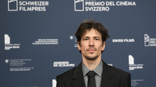 Der Luzerner Regisseur Michael Koch hat mit seinem Film "Drii Winter" den Schweizer Filmpreis 2023 in der Kategorie "Bester Spielfilm" gewonnen.