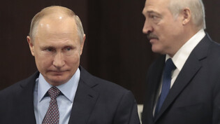 ARCHIV - Alexander Lukaschenko (r), Präsident von Belarus, und Wladimir Putin, Präsident von Russland, treffen sich zu einem gemeinsamen Gespräch. Russlands Präsident Wladimir Putin hat die Stationierung taktischer Atomwaffen in der ehemaligen…