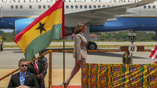 US-Vizepräsidentin Kamala Harris lächelt bei ihrer Ankunft in Ghana. Foto: Misper Apawu/AP/dpa