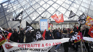 Beschäftigte der Kulturindustrie demonstrieren vor dem Louvre-Museum. In Frankreich haben sich die Streiks und Proteste gegen die Rentenreform zugespitzt. Foto: Christophe Ena/AP/dpa