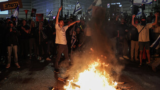 Der Protest setzte sich bis in die Nacht landesweit fort. Foto: Ilia Yefimovich/dpa