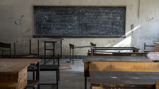 ARCHIV - Ein Klassenzimmer, das früher von Mädchen genutzt wurde, steht leer. Mädchen und Frauen in Afghanistan dürfen nach Einschätzung eines Experten der EU auch im neuen Schuljahr nicht an die Schulen und Universitäten des Landes zurückehren. Foto:…