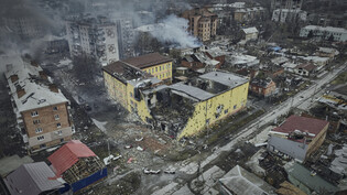 Eine Luftaufnahme von Bachmut, dem Schauplatz schwerer Kämpfe mit russischen Truppen in der Region Donezk, Ukraine. Foto: Libkos/AP