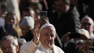 Papst Franziskus muss einige Tage im Krankenhaus bleiben. Foto: Alessandra Tarantino/AP/dpa