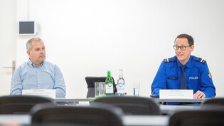 Viele Zahlen: Silvio Tscharner (links) und Aluis Candinas erläutern die Unfallstatistik 2022.