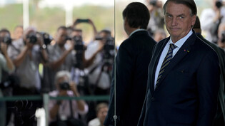 ARCHIV - Der brasilianische Ex-Präsident Jair Bolsonaro im Fokus von Fotografen. Foto: Eraldo Peres/AP/dpa