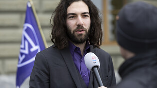 Nicolas Rimoldi, Präsident der Bewegung Mass-voll, bei der Einreichung des dritten Referendums gegen das Covid-Gesetz.