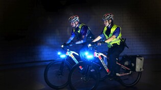 Die Zürcher Stadtpolizei rückt definitiv auch auf dem E-Bike mit Blaulicht und Sirene aus. Eine einjährige Testphase war erfolgreich.