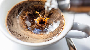 Der berühmte Kaffee am Morgen: Laut Arbeitsforscherin Hannah Schade sollte das erste Getränk des Tages jedoch kein Kaffee sein.