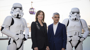 Lucasfilm-Präsidentin Kathleen Kennedy und der Londoner Bürgermeister Sadiq Khan beim weltgrössten Treffen von Fans der Science-Fiction-Filmsaga "Star Wars" am Freitag in London.
