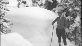 Einblick ins Jahr 1928: Hier ein Mann auf Skiern am Merezenbach im Oberwallis.