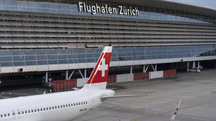 Ein Flugzeug der Fluggesellschaft Swiss dockt am Terminal des Flughafens Zürich Kloten an. (Archivbild)