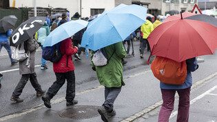 Must-have der diesjährigen Fahrt: Immer wieder spannen die Teilnehmenden ihre Schirme auf, wenn es zu Regenschauern kommt.