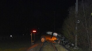 Unfallort bei Jenaz: Das Auto kommt erst auf den RhB-Gleisen zum Stillstand.