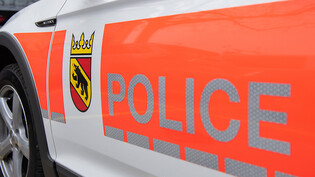 Eine Polizistin und ein Polizist wurden bei Ausschreitungen an einem unbewilligten Umzug in Bern verletzt. (Archivbild)