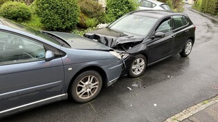 Es passierte in einer Kurve: Die Autos wurden beim Unfall in Glarus beschädigt.