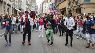 Das Schweizer Tanzfest verspricht Tanz auf allen Strassen, wie hier 2017 in Basel. (Archivbild)