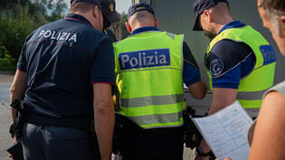 Tessiner Polizisten 2019 bei einer Strassenkontrolle. (Archivbild)