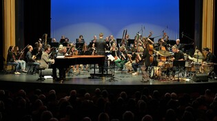 Im Theater Chur: Unter der Leitung von Gaudens Bieri spielen die Kammerphilharmonie Graubünden und die Jazzcombo Roofer gemeinsam. 