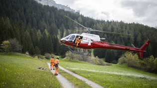 Am Freitag: Über Brienz/Brinzauls sind Helikopter zu sehen. Mit ihnen bringen Spezialisten Reflektorspiegel im rutschenden Hang an.