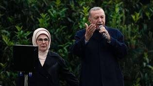 dpatopbilder - Recep Tayyip Erdogan (r), Staatspräsident der Türkei, hält neben seiner Frau Emine Erdogan eine Rede vor seiner Residenz in Istanbul. Foto: Francisco Seco/AP/dpa