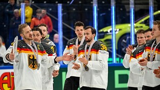 Können sich nach dem verlorenen Final über die Silbermedaille freuen und überholen die Schweiz in der Weltrangliste: Deutschlands Eishockeyaner
