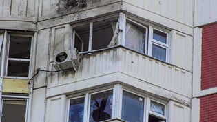 Ein Wohnhaus, das Berichten zufolge durch eine ukrainische Drohne beschädigt wurde. Russlands Hauptstadt Moskau ist Bürgermeister Sergej Sobjanin zufolge von mehreren Drohnen angegriffen worden. Foto: Uncredited/AP