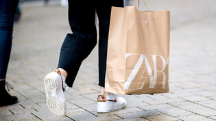 Der Bekleidungskonzern Inditex kann weiterhin der allgemeinen Konsumflaute trotzen. Umsatz und operatives Ergebnis der Zara-Mutter stiegen im ersten Geschäftsquartal bis Ende April kräftig. (Symbolbild)