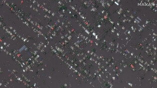 HANDOUT - Oleschky nach der Zerstörung des Kachowka-Staudamms. Der Staudamm in der Stadt Nowa Kachowka war in der Nacht zum Dienstag in dem von Russland besetzten Teil des südukrainischen Gebiets Cherson zerstört worden. Foto: Satellite image/2023 Maxar…