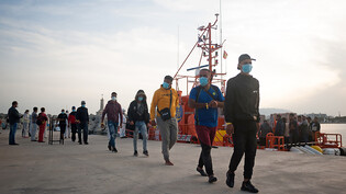ARCHIV - Eine Gruppe Migranten wartet am Hafen von Malaga, nachdem sie von der spanischen Küstenwache im Mittelmeer gerettet wurde (Archivbild). Beim EU-Innenministertreffen hat eine Mehrheit für eine umfassende Reform des Asylsystems gestimmt. Foto:…