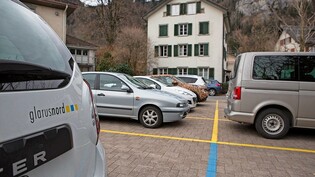 Stufenweise Einführung: Wer gegen die Parkordnung von Glarus Nord verstösst, bekommt in der Einführungsphase noch keine Busse.