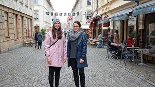Freundinnen: Flurina Marti (links) und Lara Heini teilen gemeinsam ihr Auslandabenteuer in Schweden.  