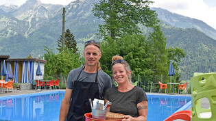 Schwungvoll gestartet: Sandra Hutter und Matthias Ganz bewirten diese Saison in der Bergbadi Schwändi.