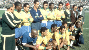Das Brasilianische Fussballnationalteam um Garrincha (unten, vierter von links) posiert während der Weltmeisterschaft 1962 in Santiago, Chile für die Fotografen. 