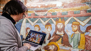 Bevorstehende Arbeiten: Die Fresken an den Wänden der Klosterkirche werden unter anderem von Verschmutzungen befreit.