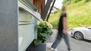 Der Weg ist zu weit: Dieser Briefkasten eines Einfamilienhauses in Graubünden steht fünf Gehschritte von der Strasse entfernt und muss nun der Postverordnung entsprechend umplatziert werden. 